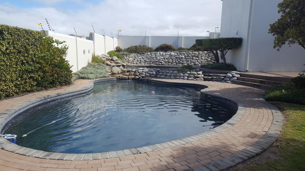 Whale View Self Catering Apartment Hermanus Bagian luar foto